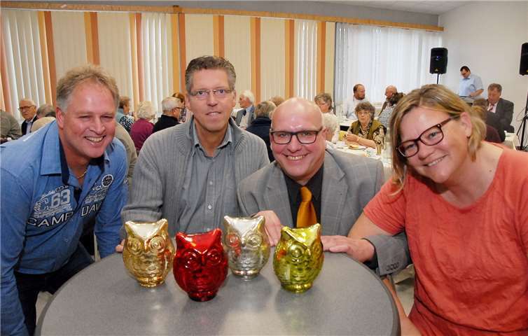 Olaf Gebauer und Klaus Müller (Mitte) vom Förderverein Wienau und ihre Mitstreiter hatten eine Überraschung für die Wienauer Senioren: Zum Abschluss der Feier gab es bunte gläserne Eulen für die Teilnehmer der Veranstaltung. Fotos: KER
