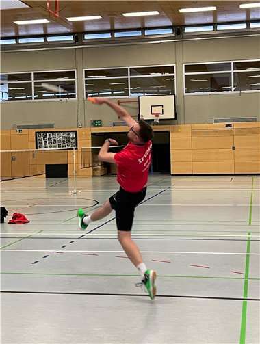 Olaf Radcke streckt sich mächtig und gewinnt in 3 Sätzen.  Foto: Claudia Bauch