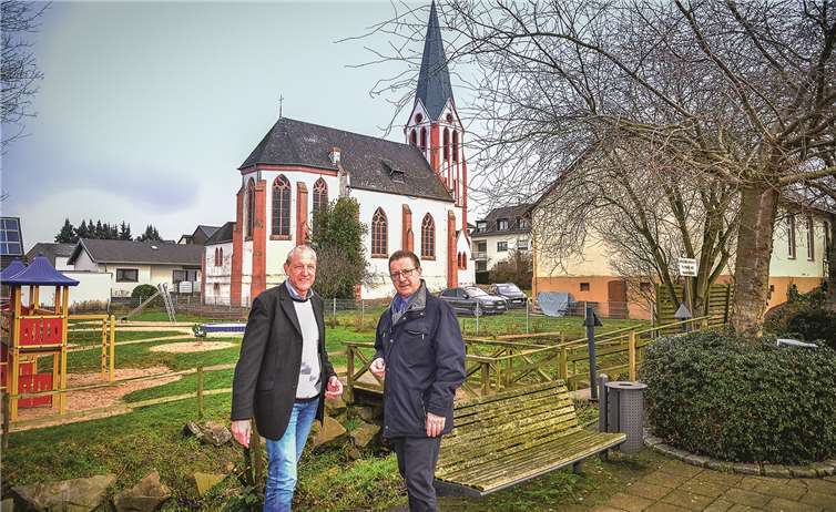 Olaf Wulf, CDU-Ortsverbandsvorsitzender Oedingen (l.), und Bürgermeisterkandidat Walter Köbbing in der Oedinger Ortsmitte. Foto: HWK