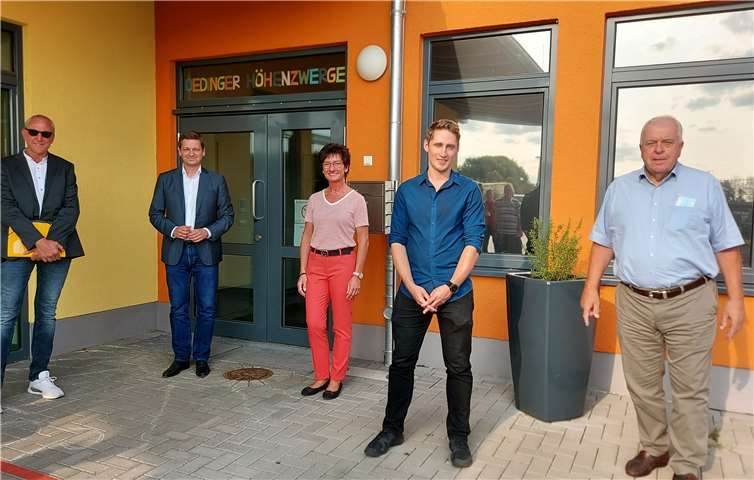Olaf Wulf, Christian Baldauf, Pera Schneider, Niclas Schell und Guido Ernst vor dem Oedinger Kindergarten.Fotos: CDU