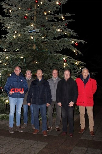 Olaf Wulf, Hans-Willi Jungbluth, Mike Nawratil, Dieter Moog, Wolfgang Bachem u. Heinz Berhausen. Einige Vorstandsmitglieder des CDU Ortsverbandes Oedingen vor dem weihnachtlich geschmückten Baum in der heimatlichen Ortsmitte.  Foto:Nicole Wolter