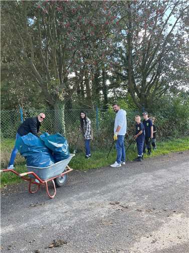 Olaf Wulf, Sarina Arabzadeh und Stefan dernbach mit einem Teil der Kinder- bzw. Jugendlichen beim Müll sammeln.  Foto: Nicole Wolter