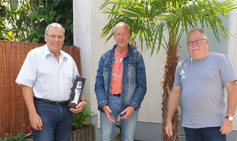 Olaf Wulf und Hans-Willi Jungbluth überbrachten Dieter Holstein ein kleines Präsent. Foto: privat