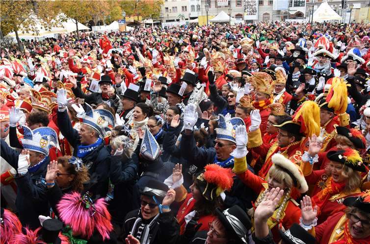 Olau riefen 4500 Narren zum Sessionsstart auf dem Münzplatz