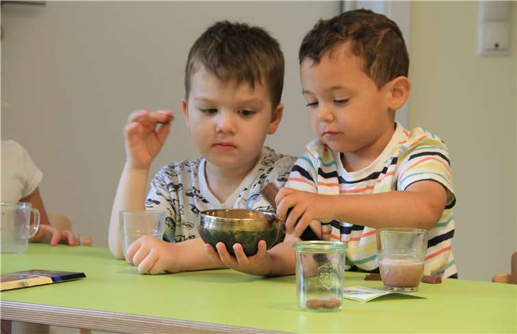 Olcan und Jordan entführten mit der Klangschale auf die „Schokoladeninsel“.