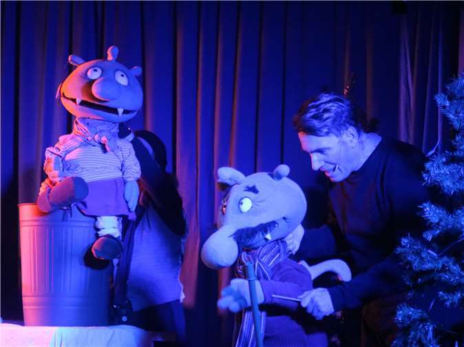 Olchi-Kind und Olchi-Vater basteln gemeinsam für den Weihnachtsmarkt.