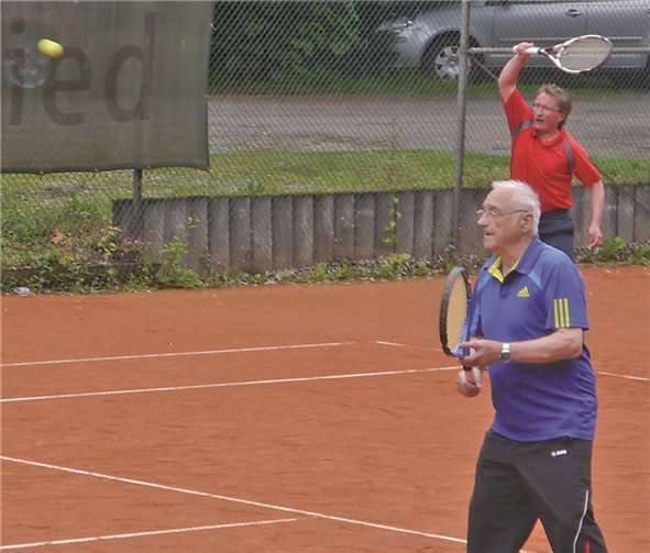 „Oldie but Goldie“ oder „Alter schützt vor Leistung nicht!“ - vorne Kurt Eigner, im Hintergrund Volker Born.TC Steimel