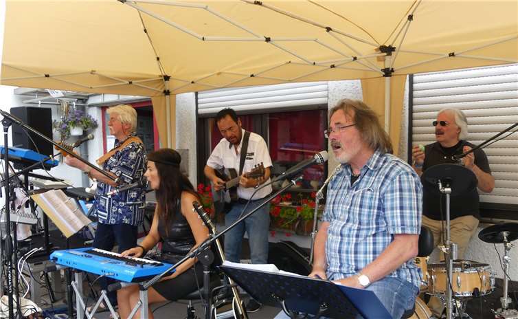 Oldies but Goldies gab es per Live-Performance von einer versierten Band aus der Region.