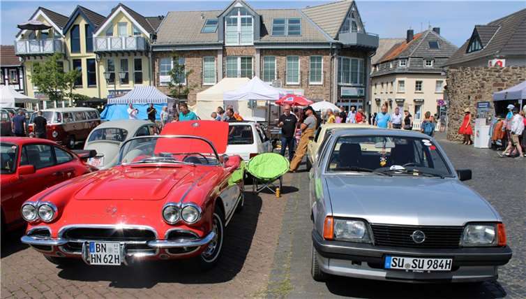 Oldtimer-Kontrast vom Feinsten: eine glänzende Corvette (links) mit einem Ruhrpott-Charme versprühenden Opel.