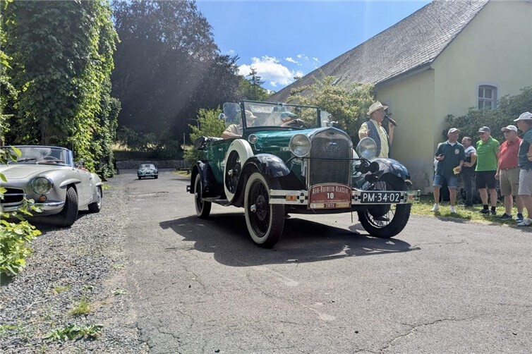 Oldtimer-Raritäten sorgen auf ihrer Fahrt durch die Eifel und das Ahrtal für besondere Momente.