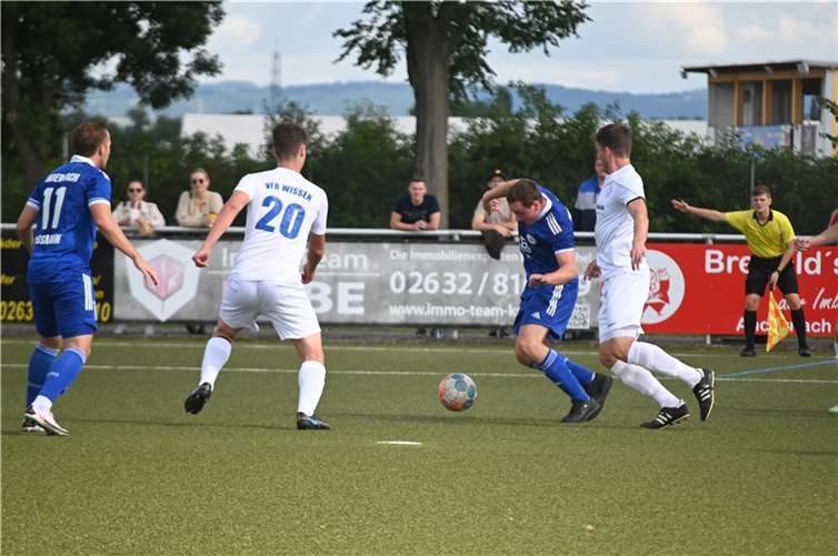 Ole Conrad (am Ball) und Daniel Kossmann (links) konnten sich gegen den VfB Wissen (mit der Nummer 20 Paul Christian) nicht entscheidend durchsetzen.