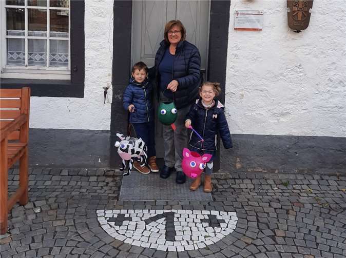 Ole und Emmamit ihrer Oma bei der Laternenübergabe.
