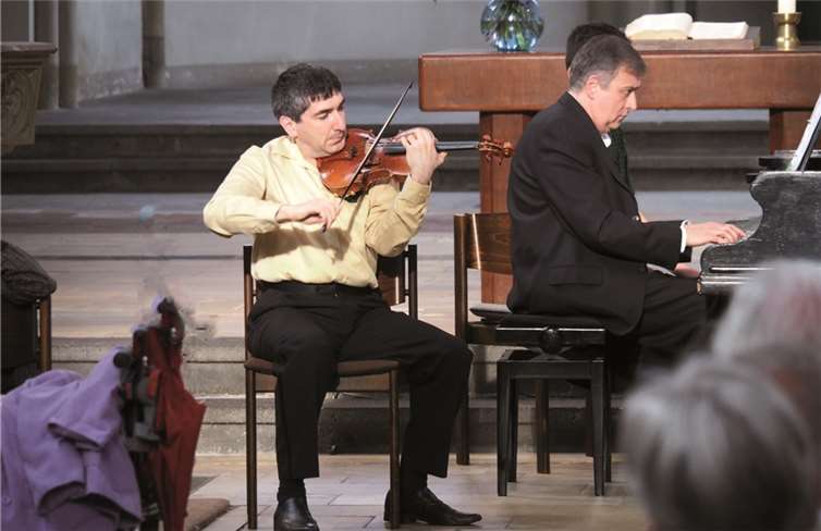 Oleg Pokhanovki an der Geige und Edmund Dawe am Klavier spielten kongenial. privat