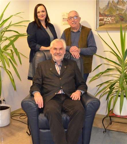 Olga Atamanova freut sich mit ihren Mitarbeitern, dass Antonius Kohlhaas (re.) und Gerhard Augustin einen Wunsch erfüllt haben.privat