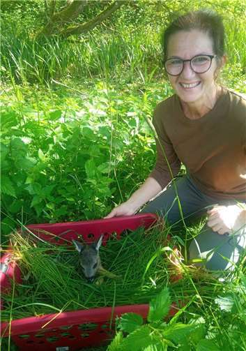 Olga Hasinova freute sich sehr über die erfolgreiche Rettung "ihres" Rehkitzes. Foto: Wolfgang Holly