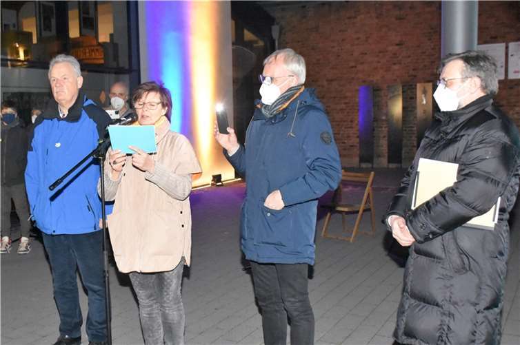 Olga Lunkova-Wagner richtete einen emotionalen Friedensaufruf an die russische Regierung. V.l. Vorsitzender und Mitgründer des Vereins „Partnerschaft des Friedens“, Olga Lunkova-Wagner, Landtagsabgeorndeter Oliver Kraus (CDU),Vize Bürgermeister Markus Pütz. Foto: A. Eich