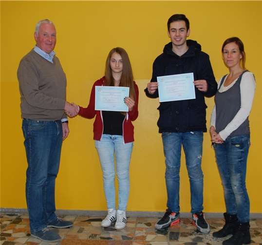 Olga Samarska und Fabian Wetterauer erhalten ihre Diplome. Privat