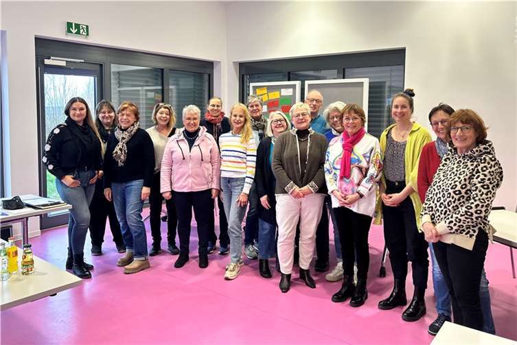 Olga Scott (1.v.l.) und Dr. Desiree Bender (3.v.r.) freuten sich sehr über das erfolgreiche Seminar.  Foto: Linda Gerl