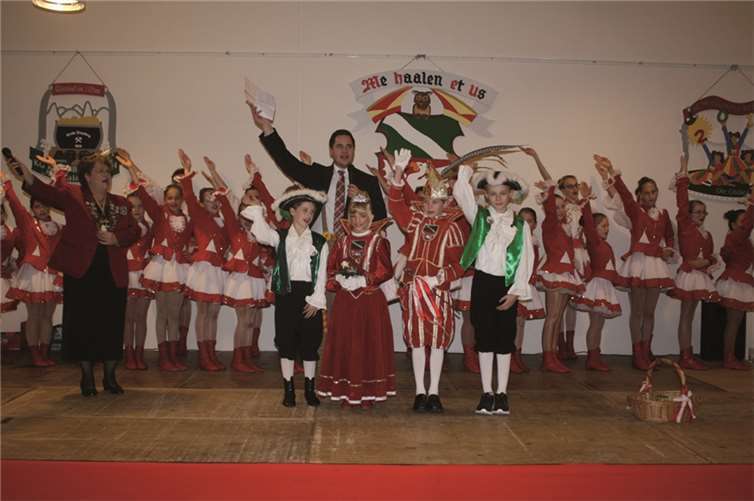 Oli I. aus dem Hause Saß, und Jule I., aus dem Hause Maihöfer, lösten bei der Sessionseröffnung der Breitbacher KG „Me haalen et us“ im Bürgersaal Felix I. und Paula I. als Narrenherrscher am Fuße des Koppelbergs ab. DL