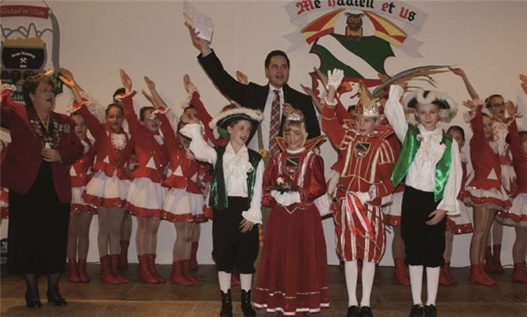 Oli I. aus dem Hause Saß und Jule I. aus dem Hause Maihöfer lösten bei der Sessionseröffnung der Breitbacher KG „Me haalen et us“ im Bürgersaal Felix I. und Paula I. als Narrenherrscher am Fuße des Koppelbergs ab. DL