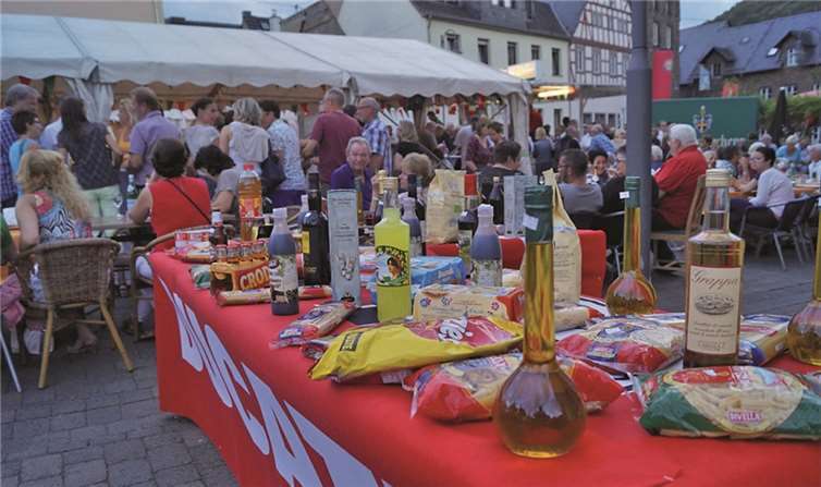 Olivenöle, Nudeln, Liköre und besondere Zutaten für die italienische Küche gab es neben italienischen Automarken auf dem Treiser Marktplatz zu kaufen und zu sehen. -MT-
