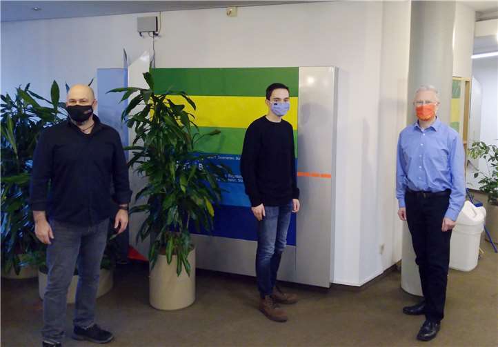 Oliver Brandt und Frank Puchtler wünschen Robin Breidenbach einen guten Start. Foto: Rhein-Lahn-Kreis