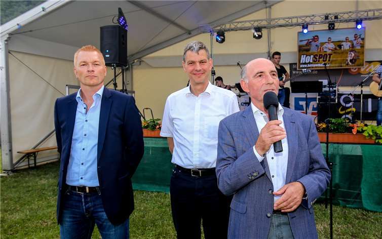 Oliver Castenholz, Ralph Dötsch und Ortsbürgermeister Rudi Zenz wünschten den Gästen viel Spaß mit Wein und Winzerschmaus.