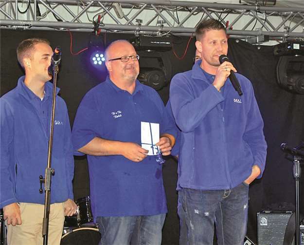 Oliver Dötsch, Vorsitzender der Ki und Ka, zeigte sich bei Bernd Bengel für die langjährige Arbeit als zweiter Vorsitzender erkenntlich.