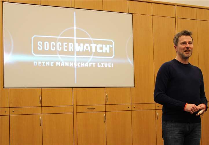Oliver Drohn, Vertriebsleiter „Soccerwatch“, präsentierte den Vereinsvertretern das Übertragungssystem. Foto: DU