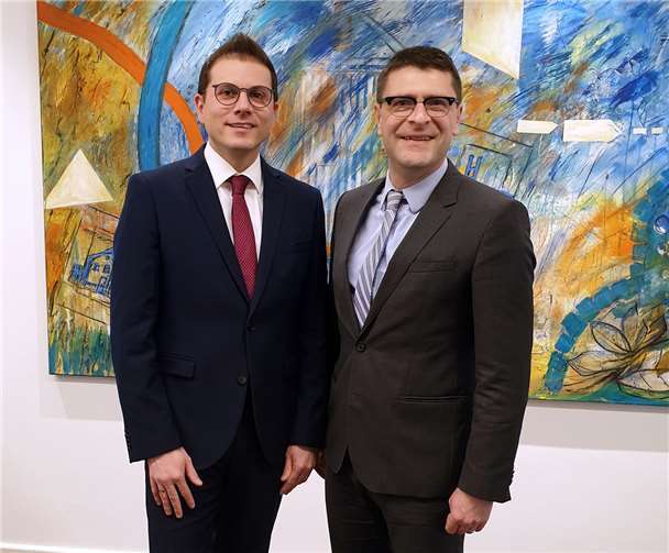 Oliver Engels (re.) begrüßt Björn Krämer als neuen Firmenkunden-Teamleiter.Foto: privat