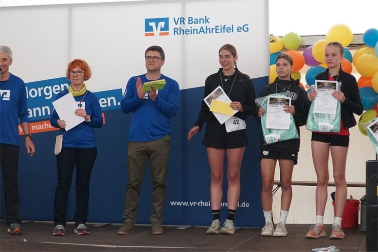 Oliver Engels von der VR Bank RheinAhrEifel eG ehrt mit Anita Massion die 	Altersklassensiegerinnen des Naturlaufs