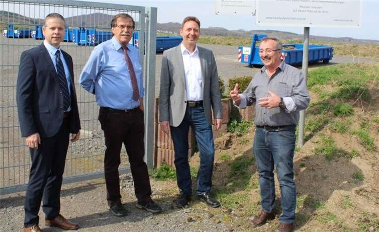 Oliver Fender, Büroleiter der Verbandsgemeinde Pellenz, Bürgermeister Klaus Bell, Thomas Neckenig vom Abfallzweckverband Rhein-Mosel-Eifel sowie Ortsbürgermeister Ökonomierat Rudolf Schneichel (v. li. n. re.) zeigten sich erfreut über die rege Nutzung. privat