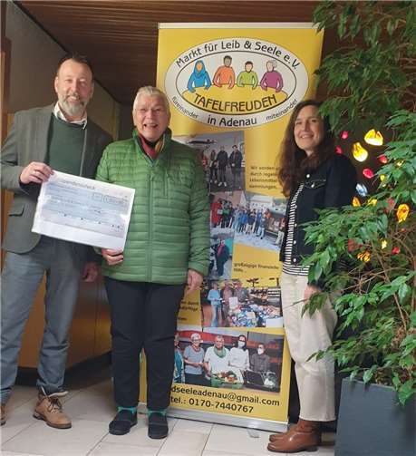 Oliver Follmann, Geschäftsführer der Moog Rekofa GmbH, und Petra Raeder (People & Culture) übergeben die Spende an die Vorsitzende des Markts für Leib und Seele, Frau Terzer-Rösner (Mitte).