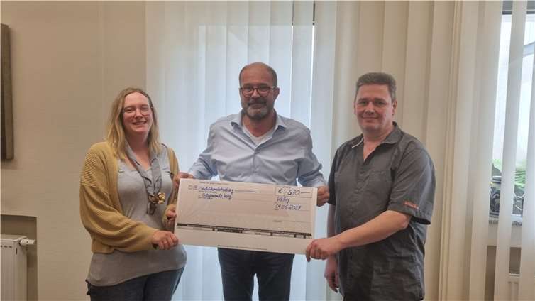 Oliver Hartmann und Lisa Maurer konnten Ortsbürgermeister Peter Moskopp eine Spende von 670 Euro übergeben. Foto: Birgit Kurdek
