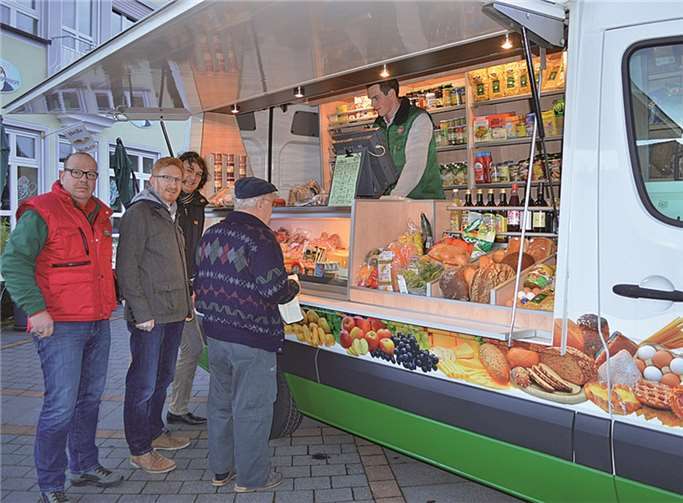 Oliver Hofrath (v. l.) , Heinz-Peter Hammer und Marc Bors konnten sich rasch über die ersten Kunden freuen. AB