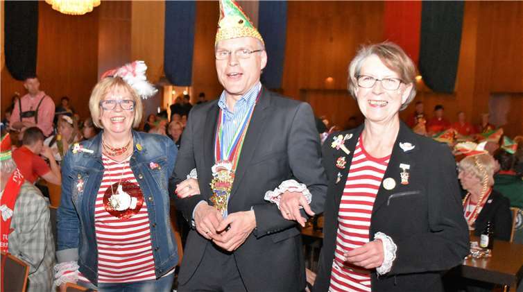 Oliver Kraus (MdL, CDU), als neues Mitglied der Rheinbacher Stadtsoldaten, schunkelte mit den Gästen.