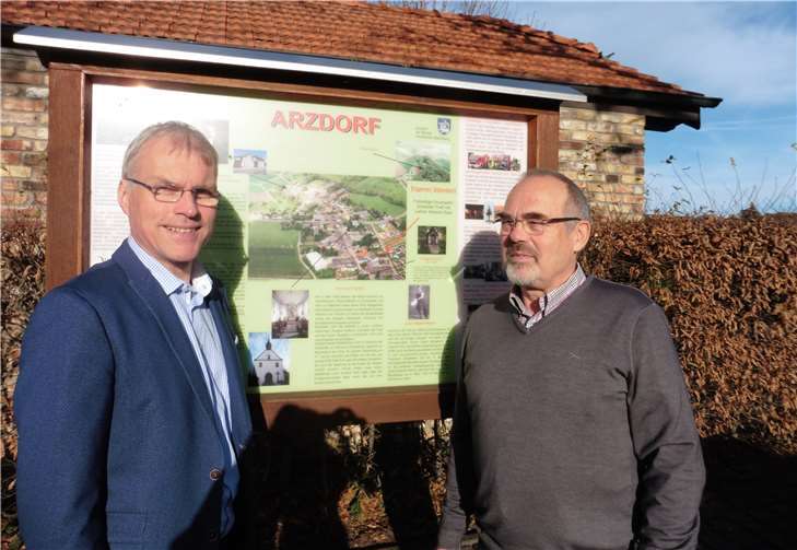 Oliver Krauß, links, vor der 2012 neu errichteten Schautafel. Privat