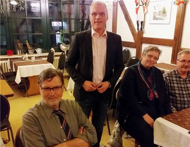 Oliver Krauß (stehend) und Wolfgang Groß (vorne) tauschten sich aus. Foto: M. Röcke