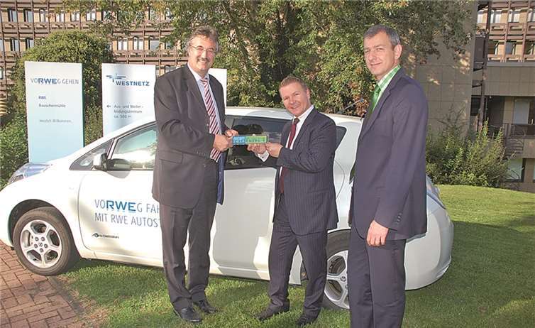 Oliver Kring (Bildmitte), Regionalreferent für die Region Rhein-Mosel-Eifel überreichte die Plakette „Ausgezeichnetes Projekt 2014“ der Energieagentur Rheinland-Pfalz an Dr. Lothar Oelert, Leiter der Hauptregion Rheinland-Pfalz bei RWE Deutschland (links) und RWE-Kommunalbetreuer Michael Dötsch, Leiter der Region Rauschermühle (rechts).