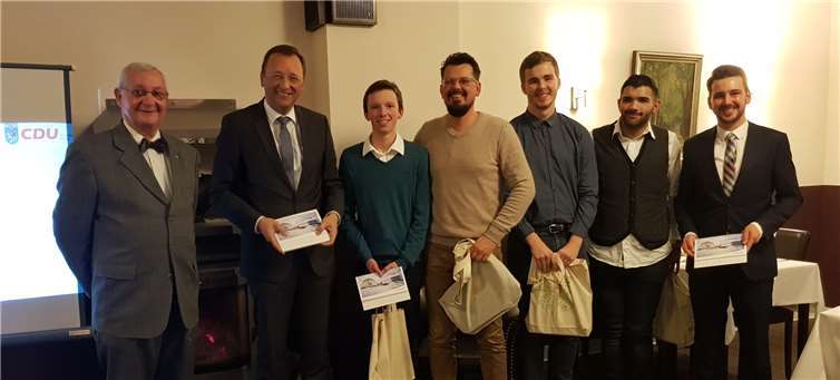 Oliver Krügel (1.v.r.), der Mitgliederbeauftragte Wolfgang Lotz (1.v.l.) und Josef Oster (2.v.l.) konnten fünf Neumitglieder offiziell begrüßen: (v.l.n.r.) Marcel Neuhaus, Viktor Denk, Tim Keller und Mesut Kaymaz. Es fehlt Heiko Rode. privat