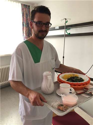 Oliver Krügel konnte den Pfleger-Arbeitsalltag kennenlernen. Foto: CDU Ortsverband Bad Ems