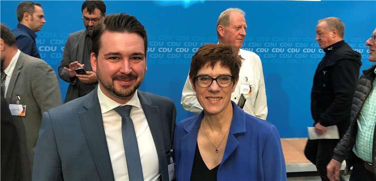 Oliver Krügel mit Annegret Kramp-Karrenbauer ins Gespräch.  CDU Bad Ems