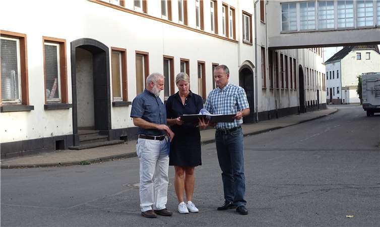 Oliver Labonde, Ortsbürgermeister Rheinbrohl, Iris Schubert, Geschäftsführung FWS gGmbH und Dr. Alfred Marmann, Geschäftsführung FWS gGmbH. Privat
