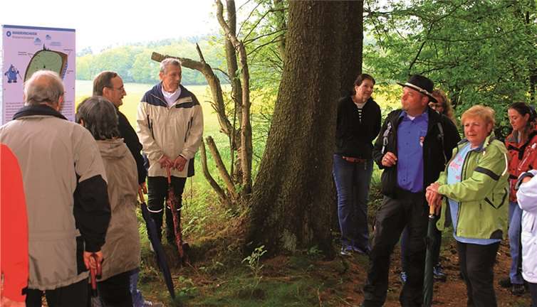 Oliver Leicher (mit Hut) gab während der Wanderungen viele Informationen.WT