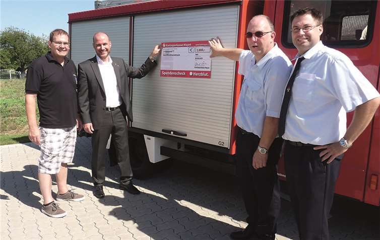 Oliver Löhr (2.v.l.) überreichte dem Wehrführer der Freiwilligen Feuerwehr Bell, Hermann Peter Heuft (2.v.r.) zum 90. Geburtstag einen Scheck über 1.000 Euro.SF