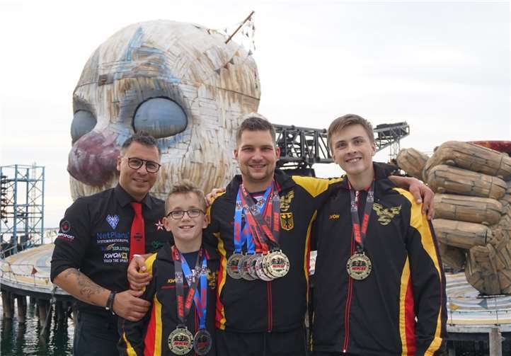 Oliver Mainusch, Johannes Hofmann, Nico Enns, Marvin Dibke (v.l.n.r.) präsentieren ihr Edelmetall. Foto: privat