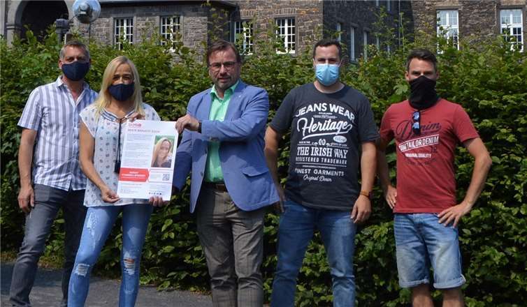 Oliver Ott, Beate Bohl, Oberbürgermeister Wolfgang Treis, Vertreter des Orga-Teams Stefan Endres und der Sohn Steve Bohl. Foto: Jacqueline Blang/Stadt Mayen