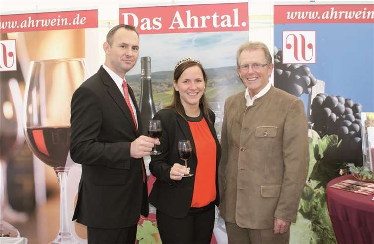 Oliver Piel vom Ahrtal-Tourismus (links) begrüßt am Infostand die Ahrweinkönigin Jennifer Knieps sowie den Organisator der Tage der offenen Höfe, Bruno Kleuser.Privat