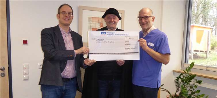 Oliver Pinzer und „Reichsburg Nachtwächter“ Rainer Franzen übergaben den Scheck an Dr. Thomas Nüßlein.Foto: Reichsburg