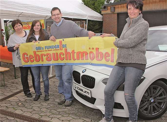 Oliver Piske mit (v. l.) Jutta Velten, Melanie Kerzmann und Elke Hennes vor einem exklusiv ausgestatteten 1er-BMW von Baum Automobile. BÜN